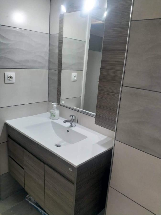 A Convenient Apartment In The Heart Of Атина Екстериор снимка