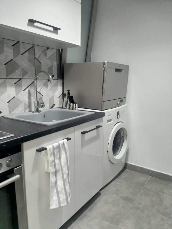 A Convenient Apartment In The Heart Of Атина Екстериор снимка